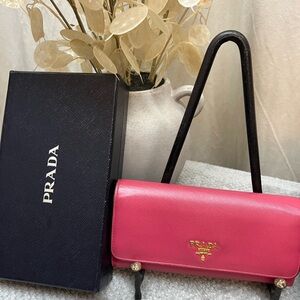 💗🩷Gorgeous authentic bright pink PRADA wallet💗🩷good used condition w/ box /dusty